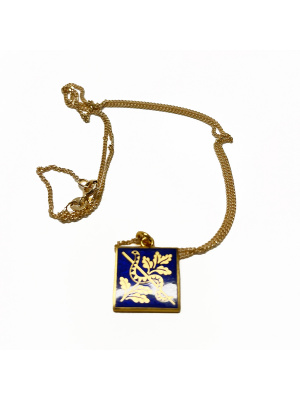 Halsband guldemaljerat med blått hänge i ask